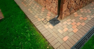 Отмостка вокруг дома цена за м2 работа - залить отмостку в Котласе по выгодной стоимости от 1347 руб/м2